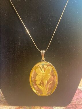 GORGEOUS Cato Silver Tone Carved Lucite Floral Pendant cottagecore fairycore